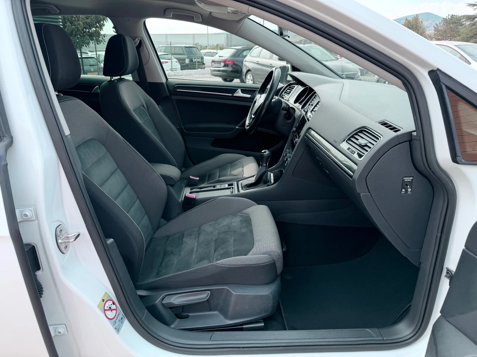 VW Golf 2.0TDI/4-motion/Keyless/Distronic/Navi/Панорама, снимка 13 - Автомобили и джипове - 55804944