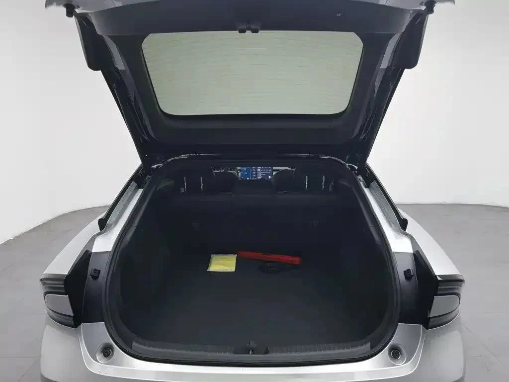 Xpeng P7, снимка 13 - Автомобили и джипове - 56688701