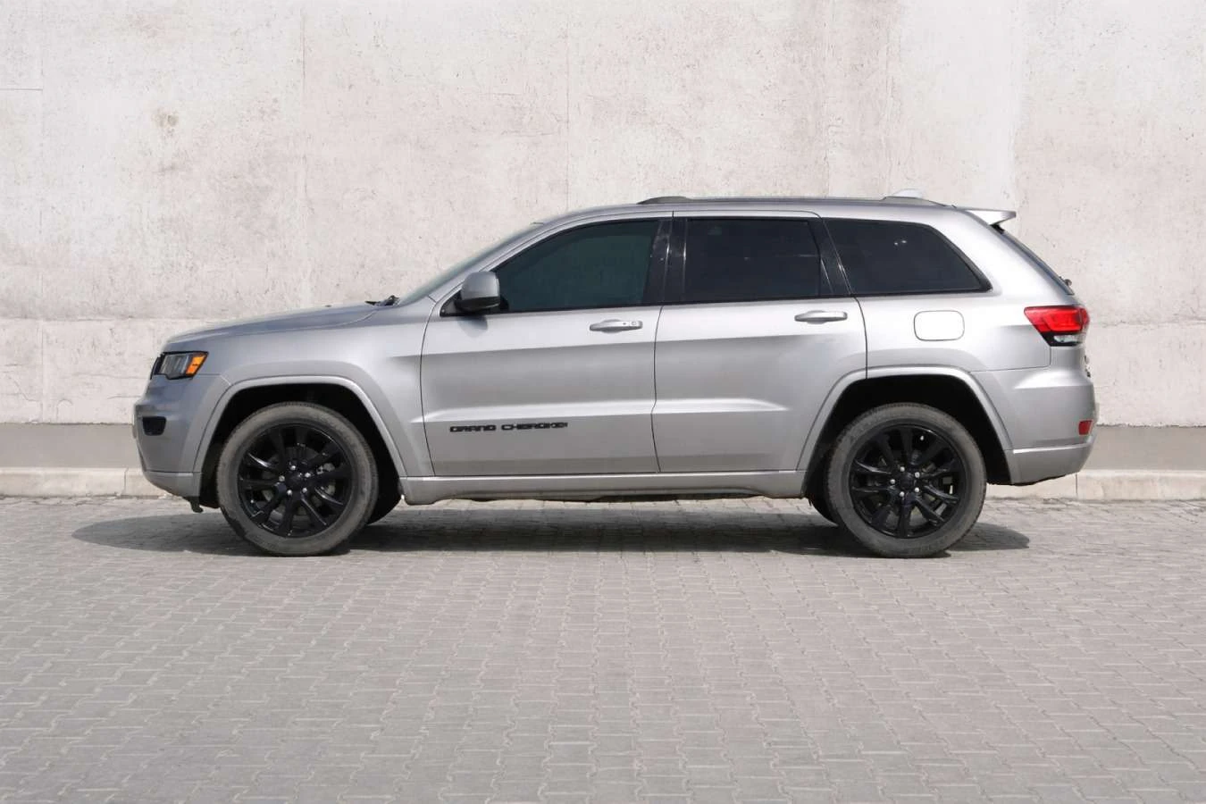 Jeep Grand cherokee Laredo | ЦЕНА ДО БГ, снимка 2 - Автомобили и джипове - 54825641