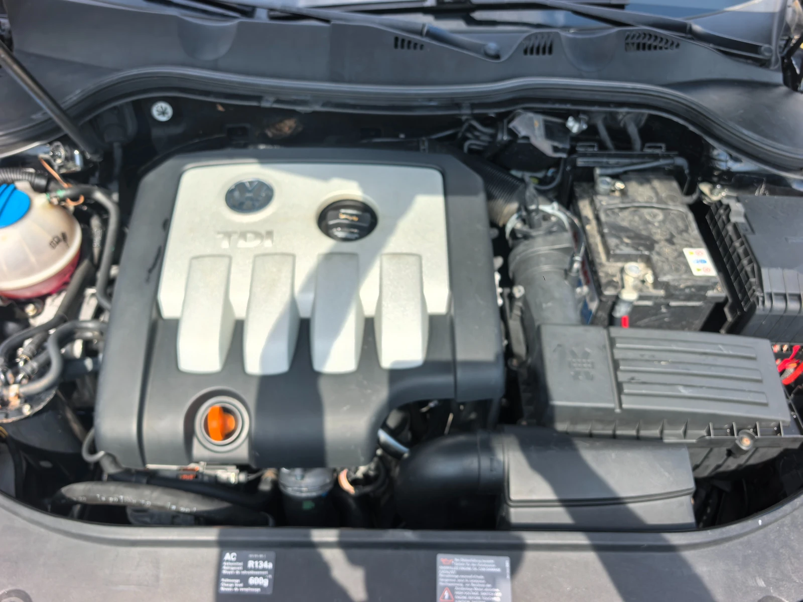 VW Passat 2.0TDI, снимка 15 - Автомобили и джипове - 54822170
