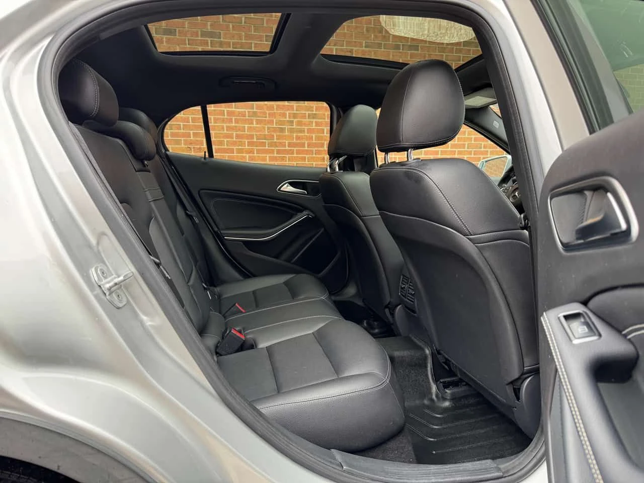 Mercedes-Benz GLA 250 4MATIC * AMG PACK* ПОДГРЕВИ* ПАНОРАМА* , снимка 11 - Автомобили и джипове - 53804574