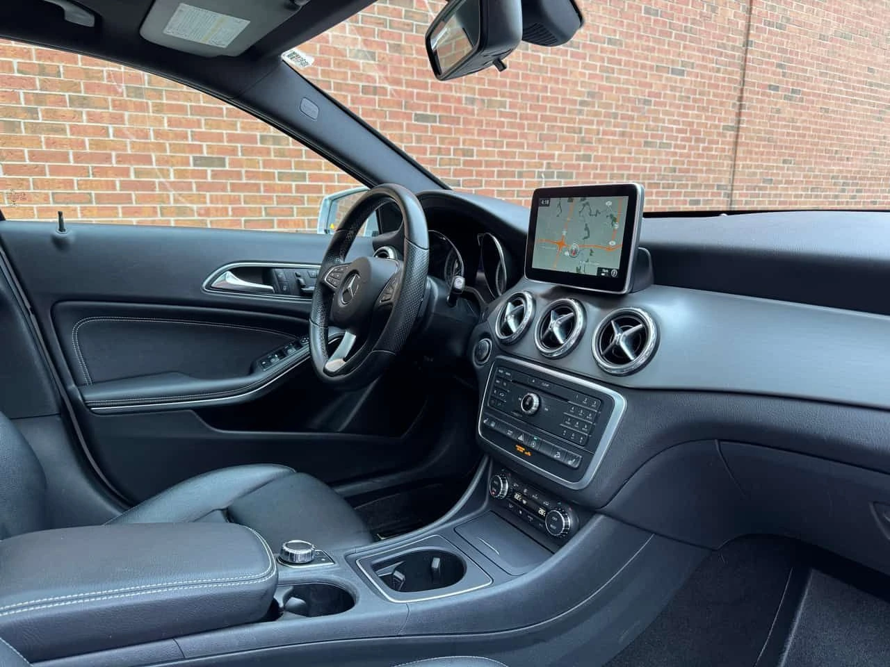 Mercedes-Benz GLA 250 4MATIC * AMG PACK* ПОДГРЕВИ* ПАНОРАМА* , снимка 10 - Автомобили и джипове - 53804574