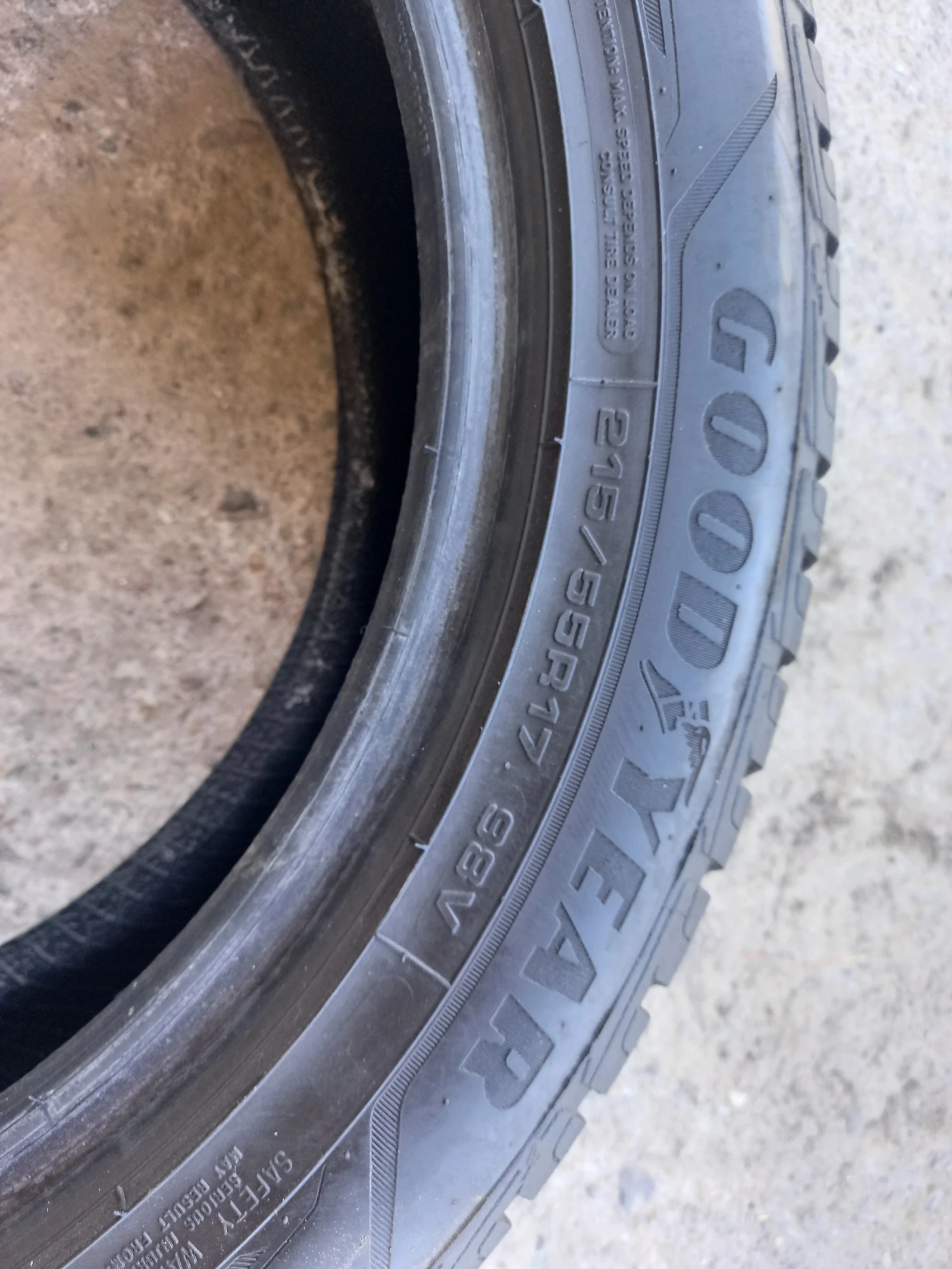 Гуми Зимни 215/55R17, снимка 4 - Гуми и джанти - 55445388