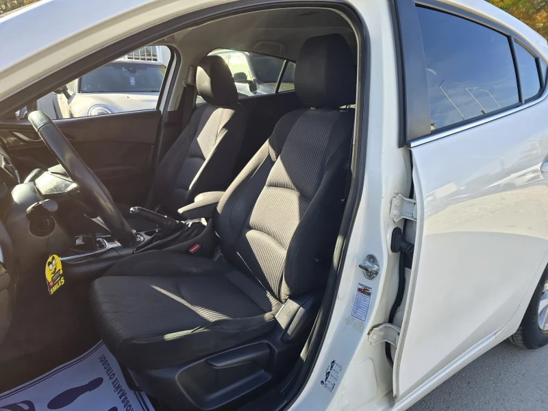 Mazda 3 1.5 SKYACTIV 100к.с Топ състояние , снимка 9 - Автомобили и джипове - 52244595