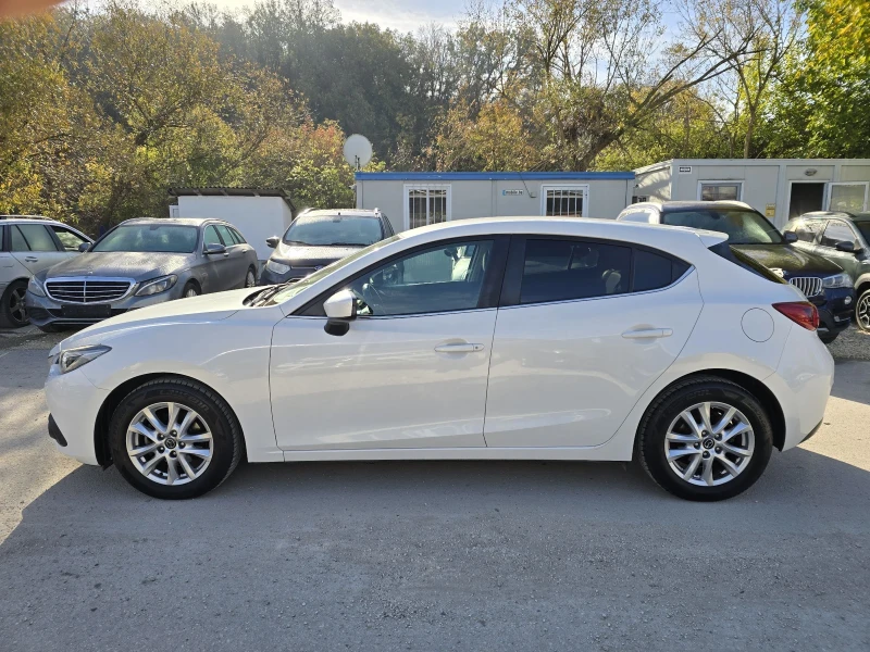 Mazda 3 1.5 SKYACTIV 100к.с Топ състояние , снимка 7 - Автомобили и джипове - 52244595