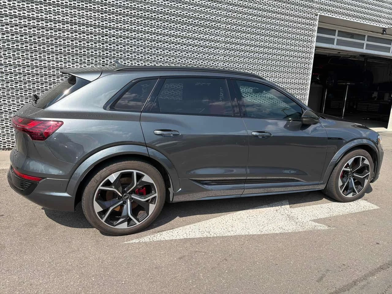 Audi E-Tron SQ8 / 360 / DIS / HUD / CARFAX , снимка 3 - Автомобили и джипове - 55547983