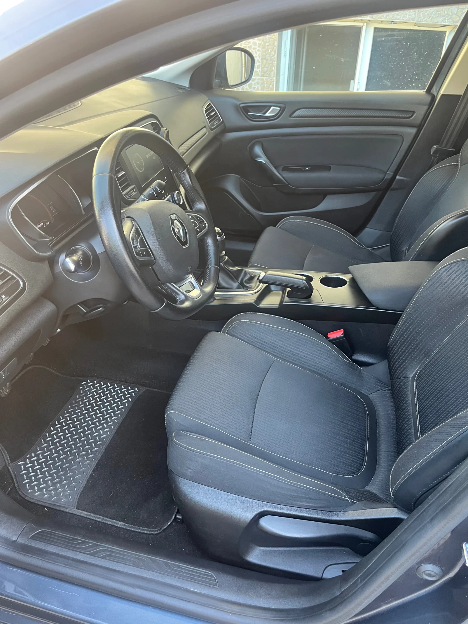 Renault Megane 1.5DCI, снимка 8 - Автомобили и джипове - 54902132