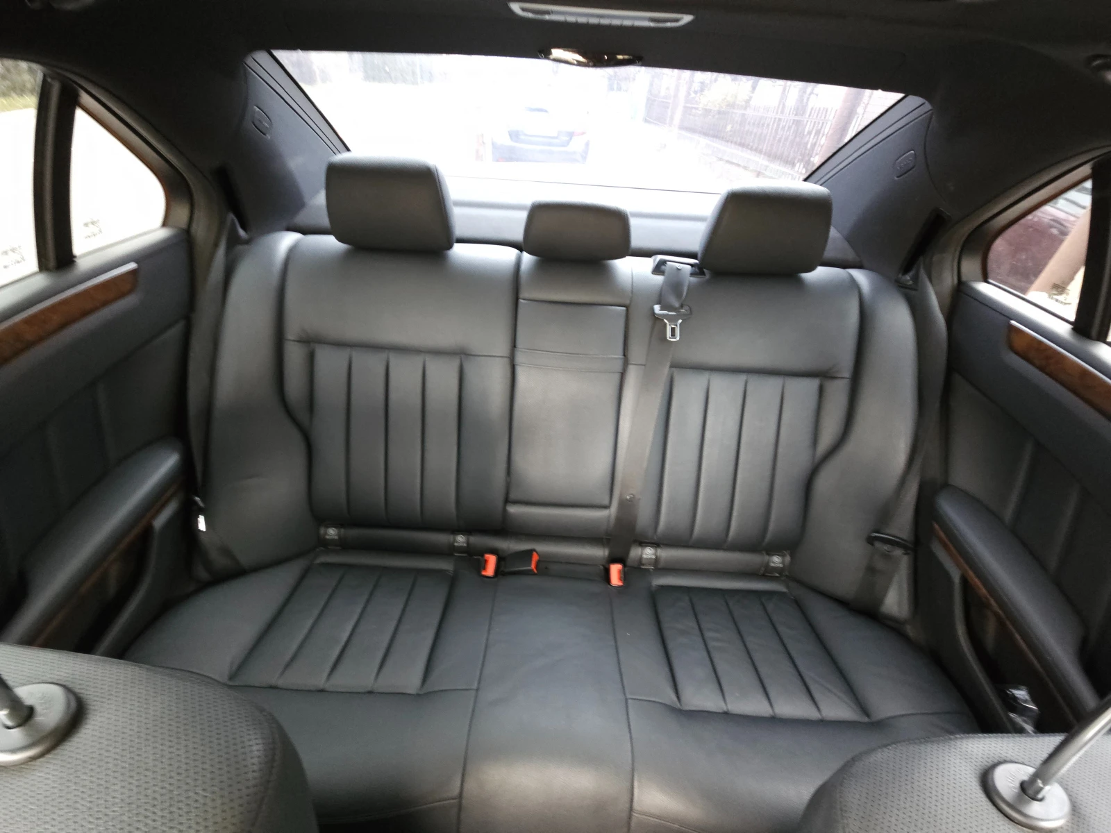 Mercedes-Benz E 500 4Matic, напълно обслужена, 4 нови гуми, липове, снимка 14 - Автомобили и джипове - 54183782