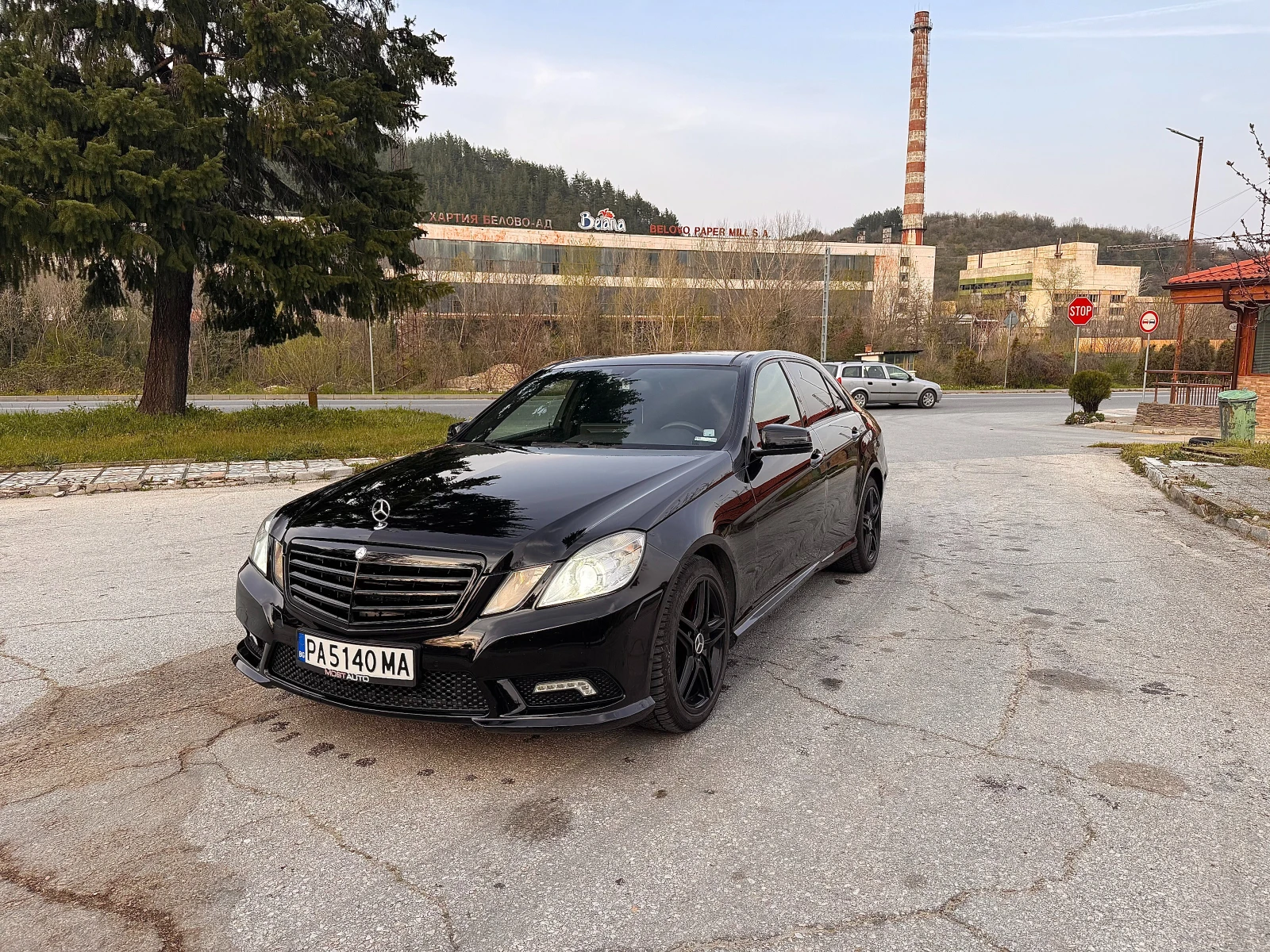 Mercedes-Benz E 500 4Matic, напълно обслужена, 4 нови гуми, липове, снимка 2 - Автомобили и джипове - 54183782