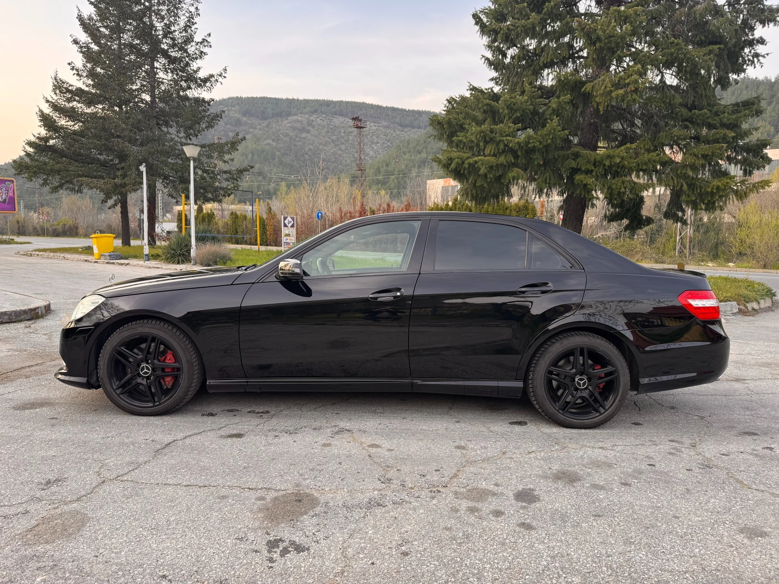 Mercedes-Benz E 500 4Matic, напълно обслужена, 4 нови гуми, липове, снимка 7 - Автомобили и джипове - 54183782