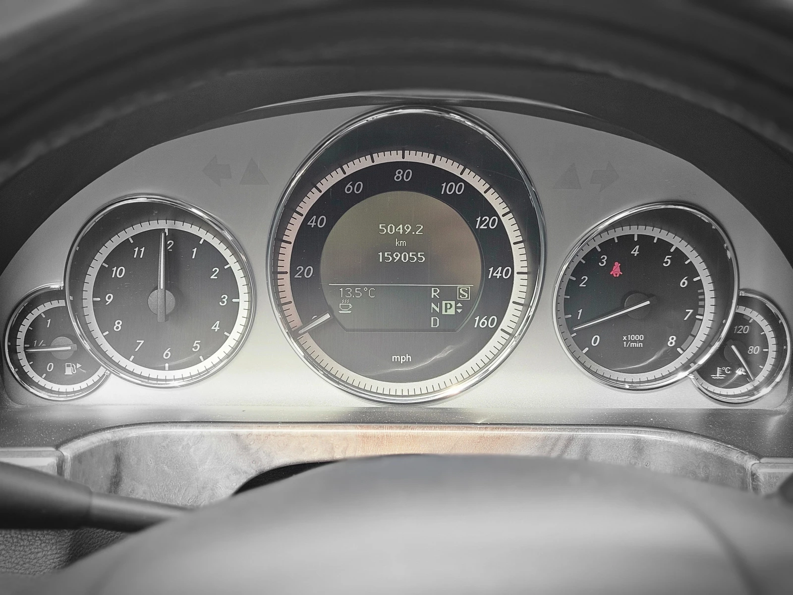 Mercedes-Benz E 500 4Matic, напълно обслужена, 4 нови гуми, липове, снимка 9 - Автомобили и джипове - 54183782