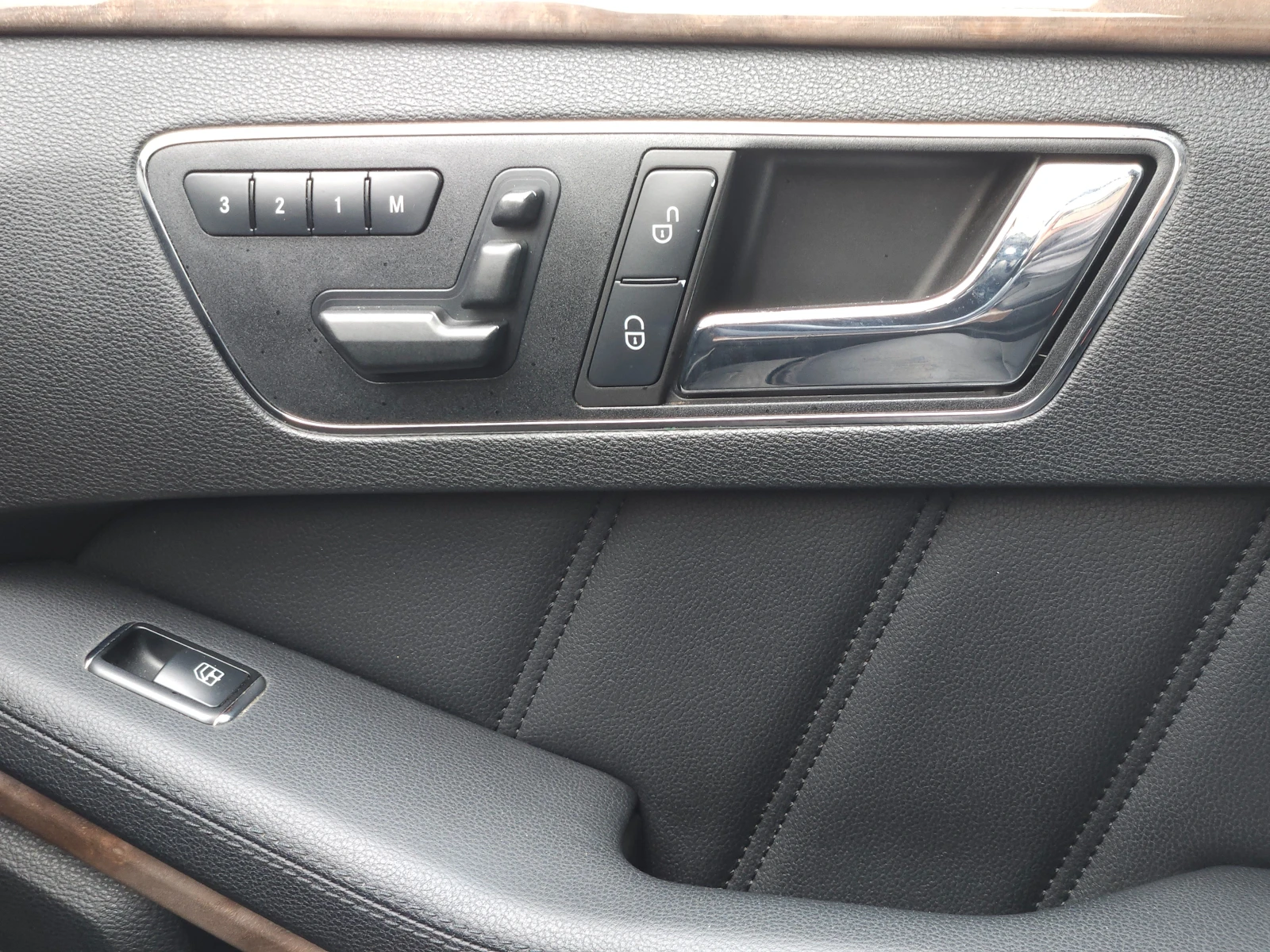 Mercedes-Benz E 500 4Matic, напълно обслужена, 4 нови гуми, липове, снимка 15 - Автомобили и джипове - 54183782