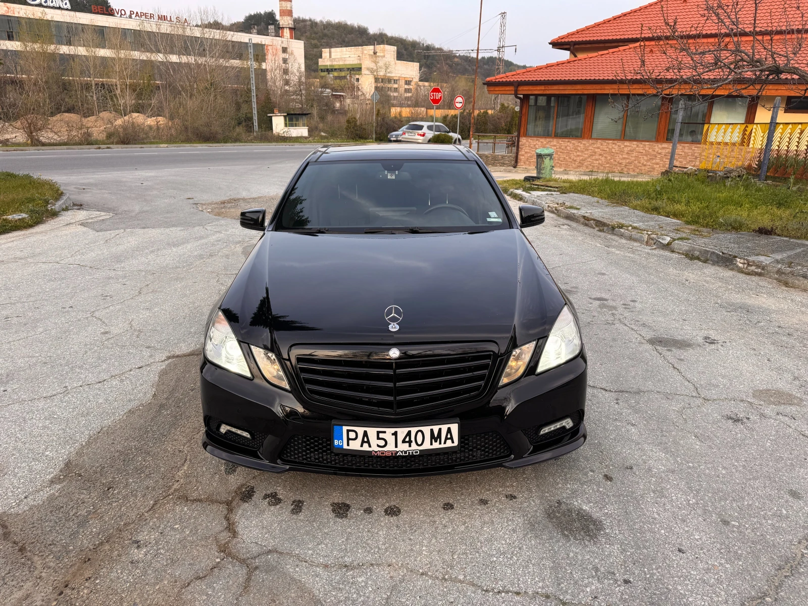 Mercedes-Benz E 500 4Matic, напълно обслужена, 4 нови гуми, липове, снимка 8 - Автомобили и джипове - 54183782