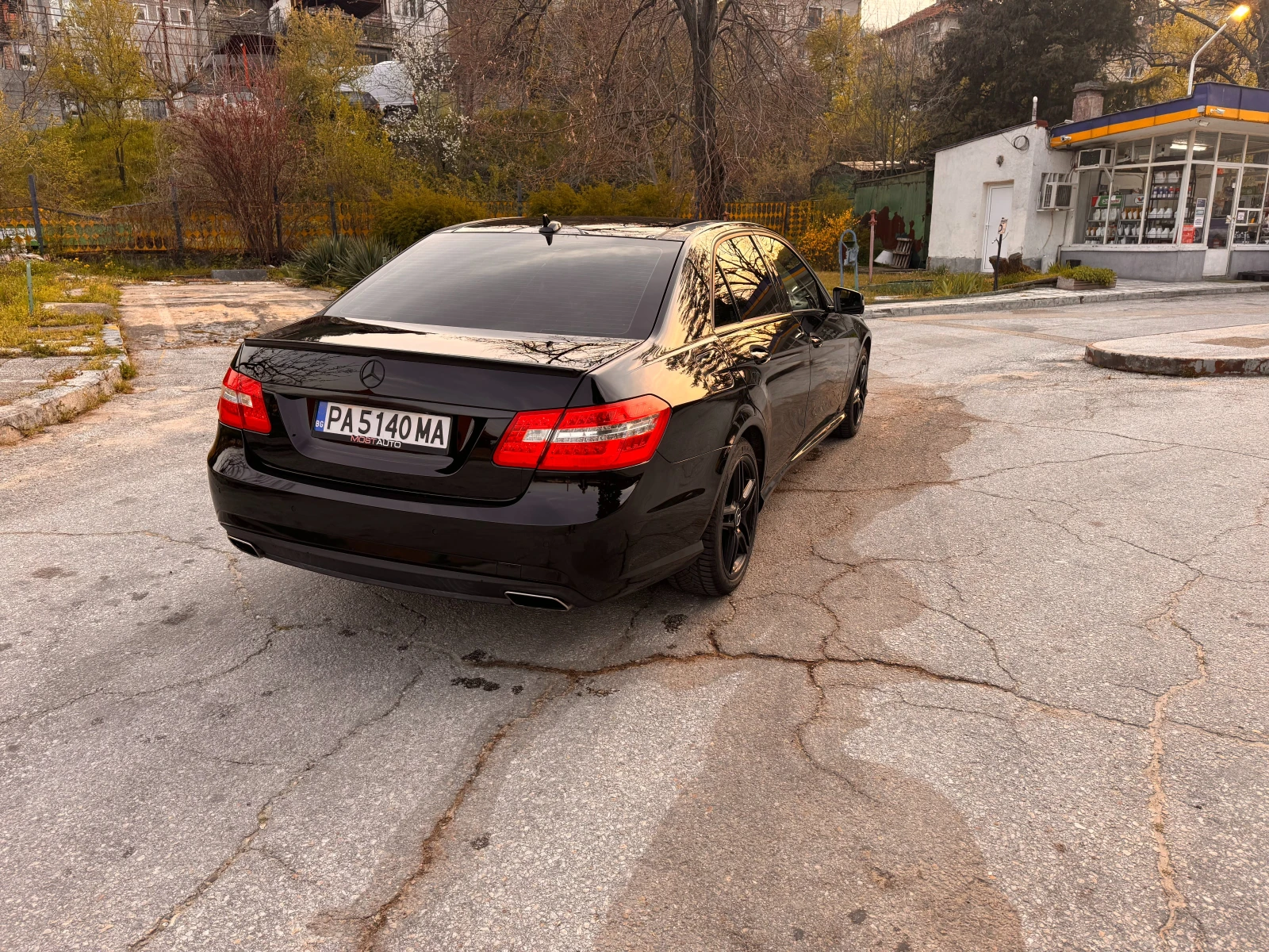 Mercedes-Benz E 500 4Matic, напълно обслужена, 4 нови гуми, липове, снимка 5 - Автомобили и джипове - 54183782