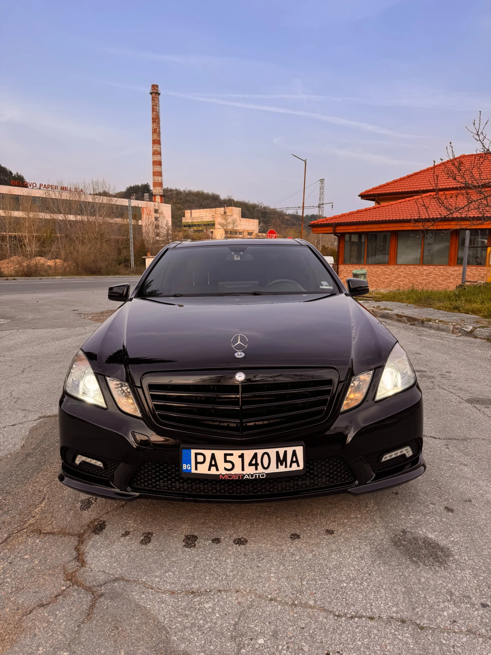 Mercedes-Benz E 500 4Matic, напълно обслужена, 4 нови гуми, липове, снимка 3 - Автомобили и джипове - 54183782