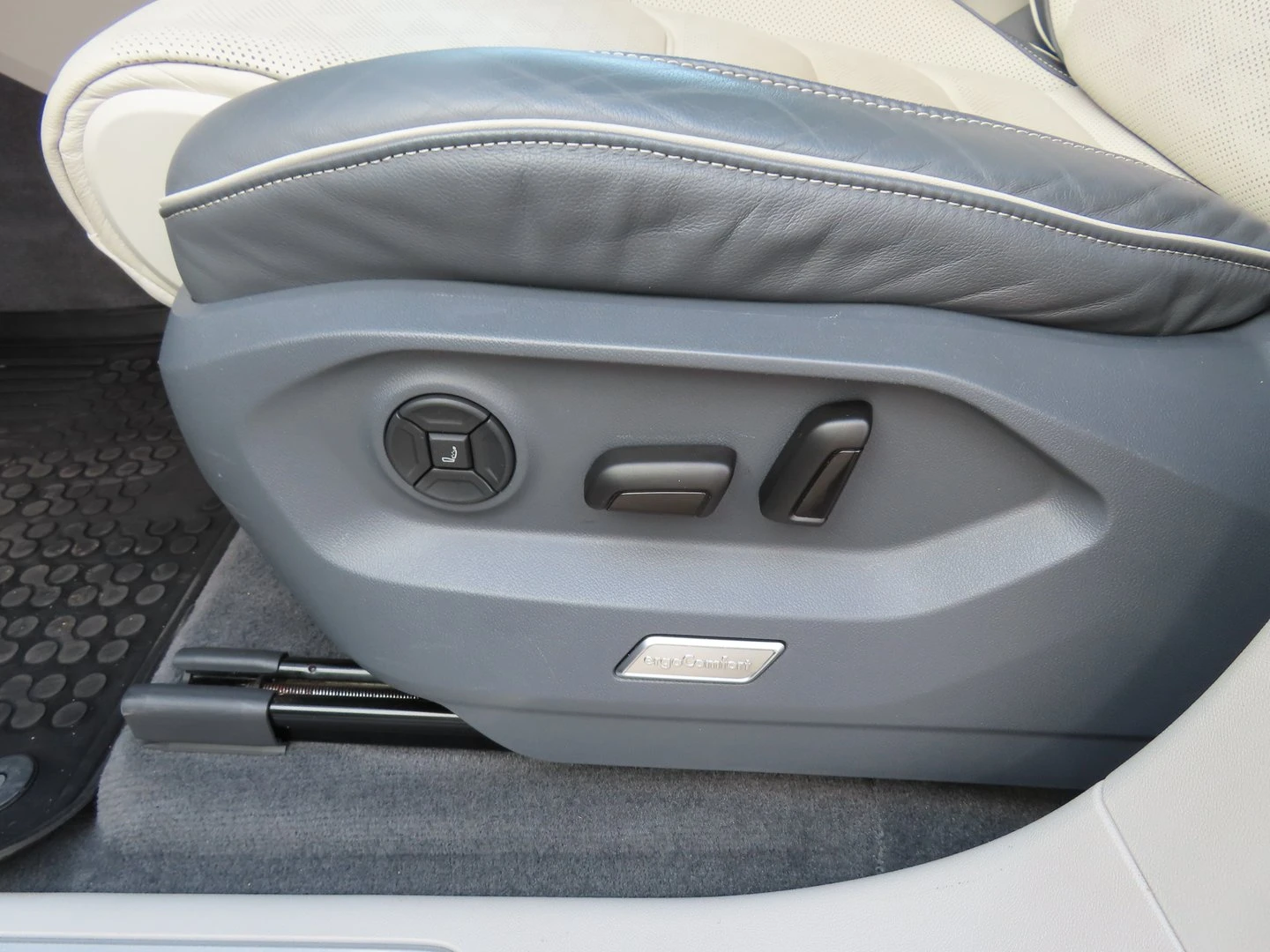 VW Touareg, снимка 11 - Автомобили и джипове - 56420467