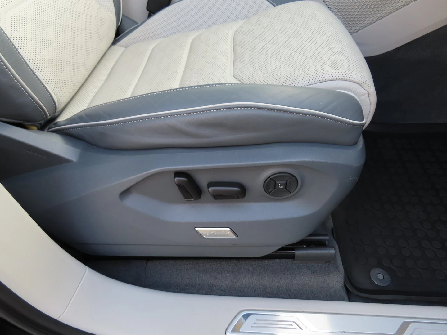 VW Touareg, снимка 17 - Автомобили и джипове - 56420467