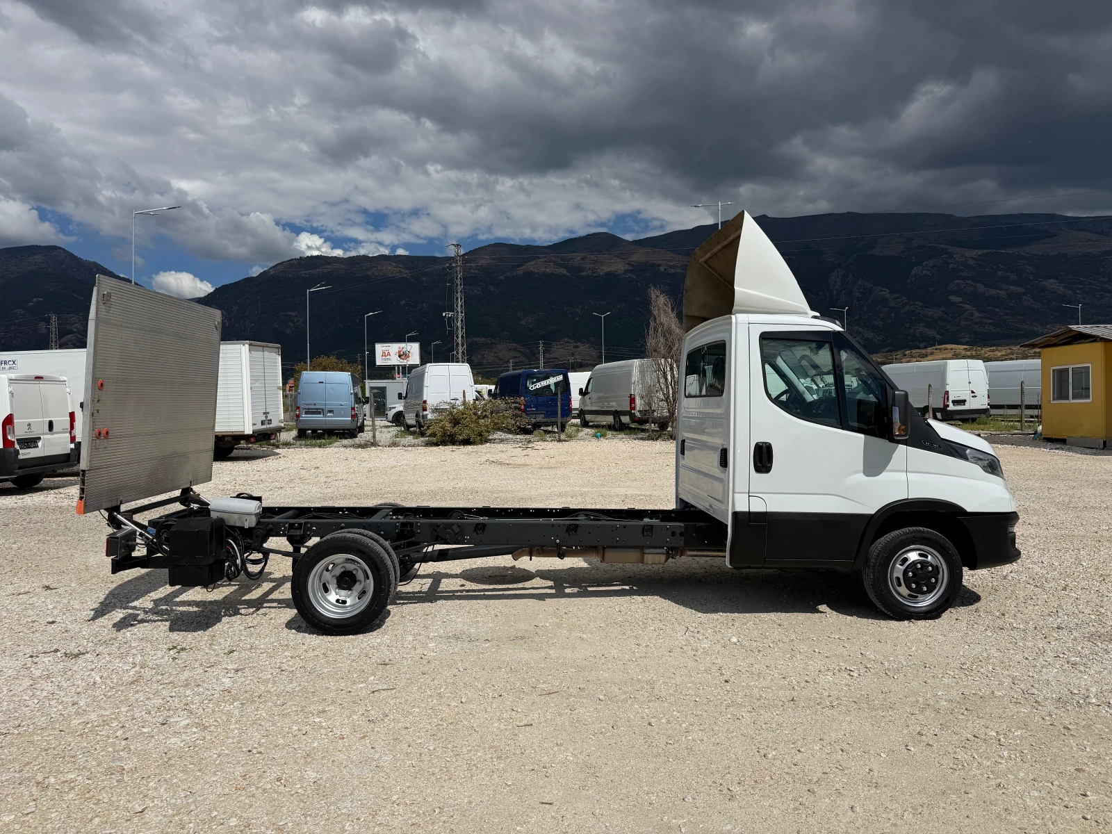 Iveco Daily 35C16 ПАДАЩ БОРД, снимка 4 - Бусове и автобуси - 56310511