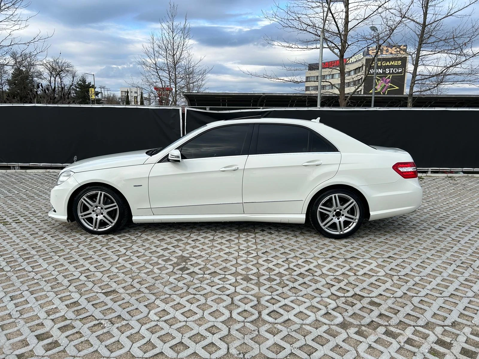 Mercedes-Benz E 250 4matic amg, снимка 4 - Автомобили и джипове - 53714326