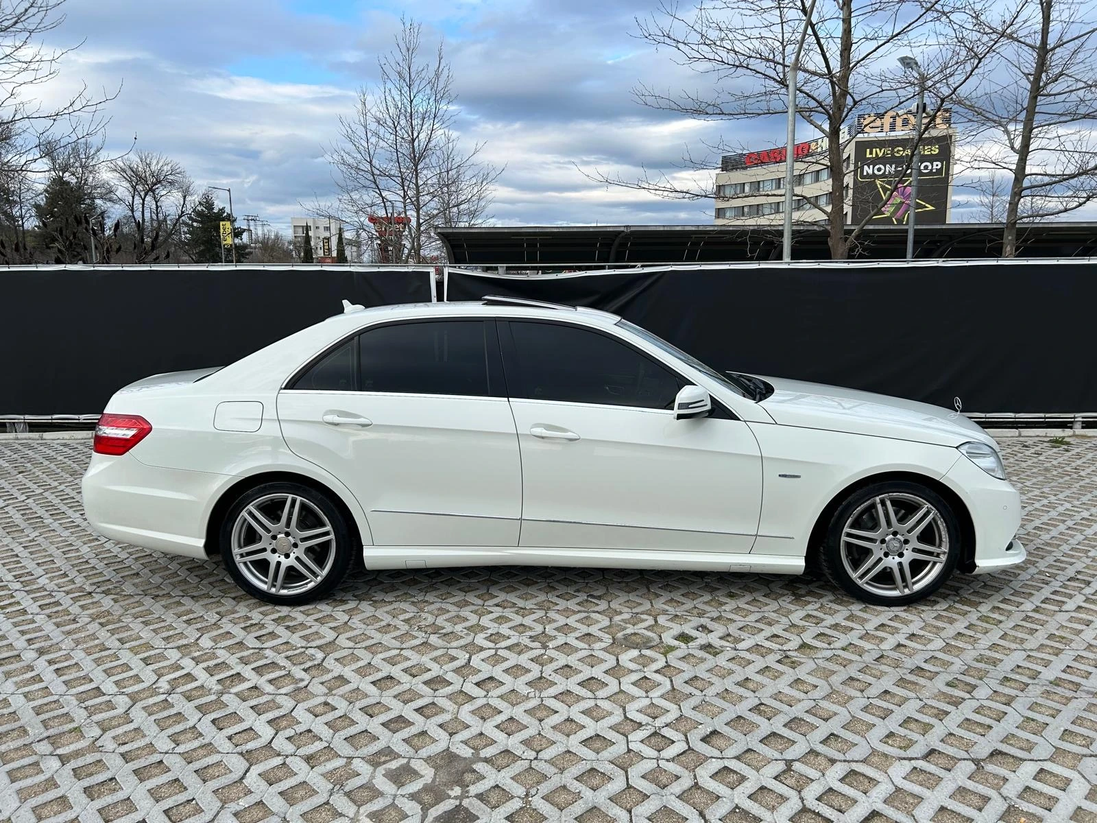 Mercedes-Benz E 250 4matic amg, снимка 3 - Автомобили и джипове - 53714326