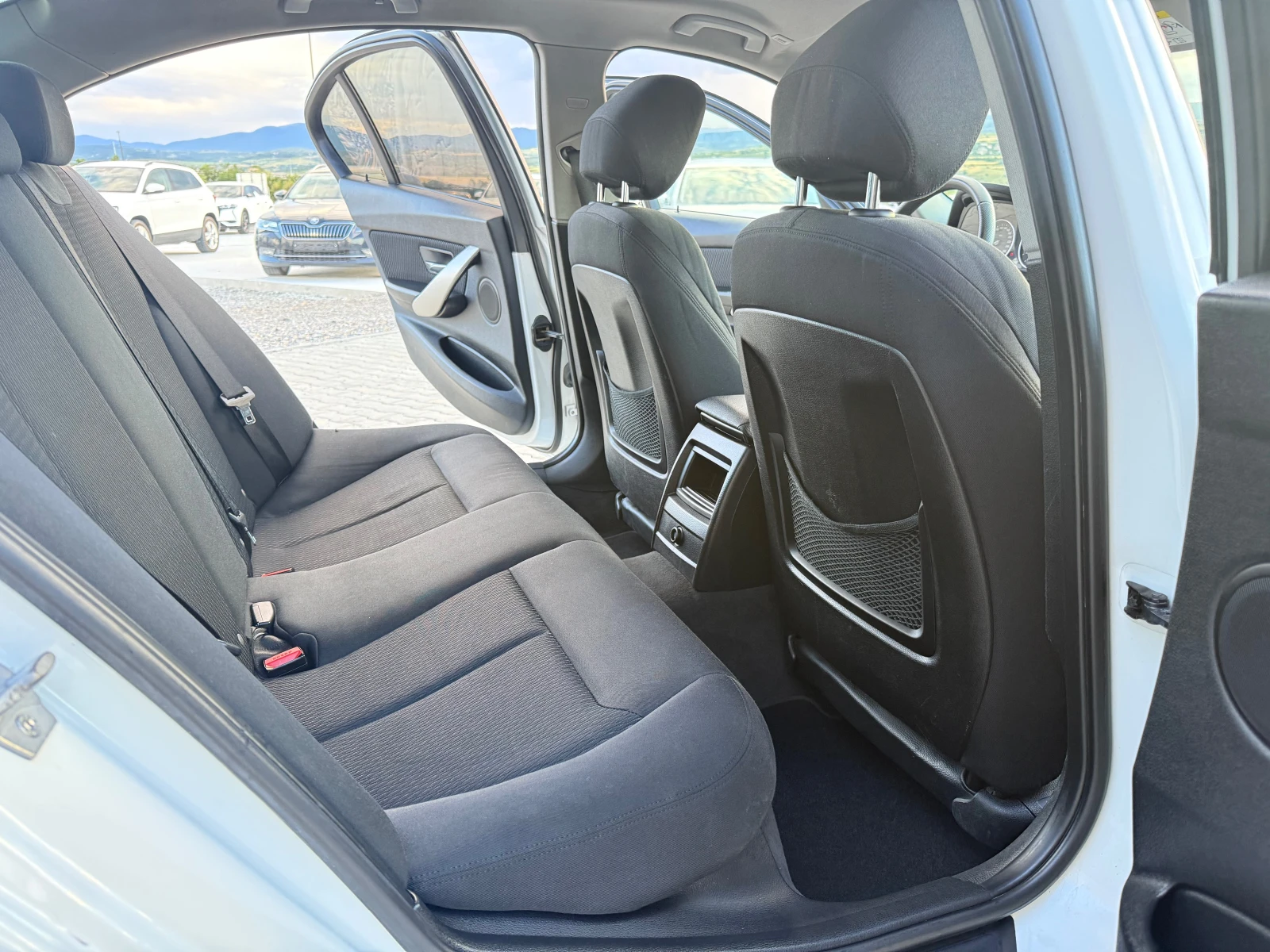BMW 318 M sport Paket !!2.0d 143 ks Слбствен лизинг !!!, снимка 12 - Автомобили и джипове - 54801319