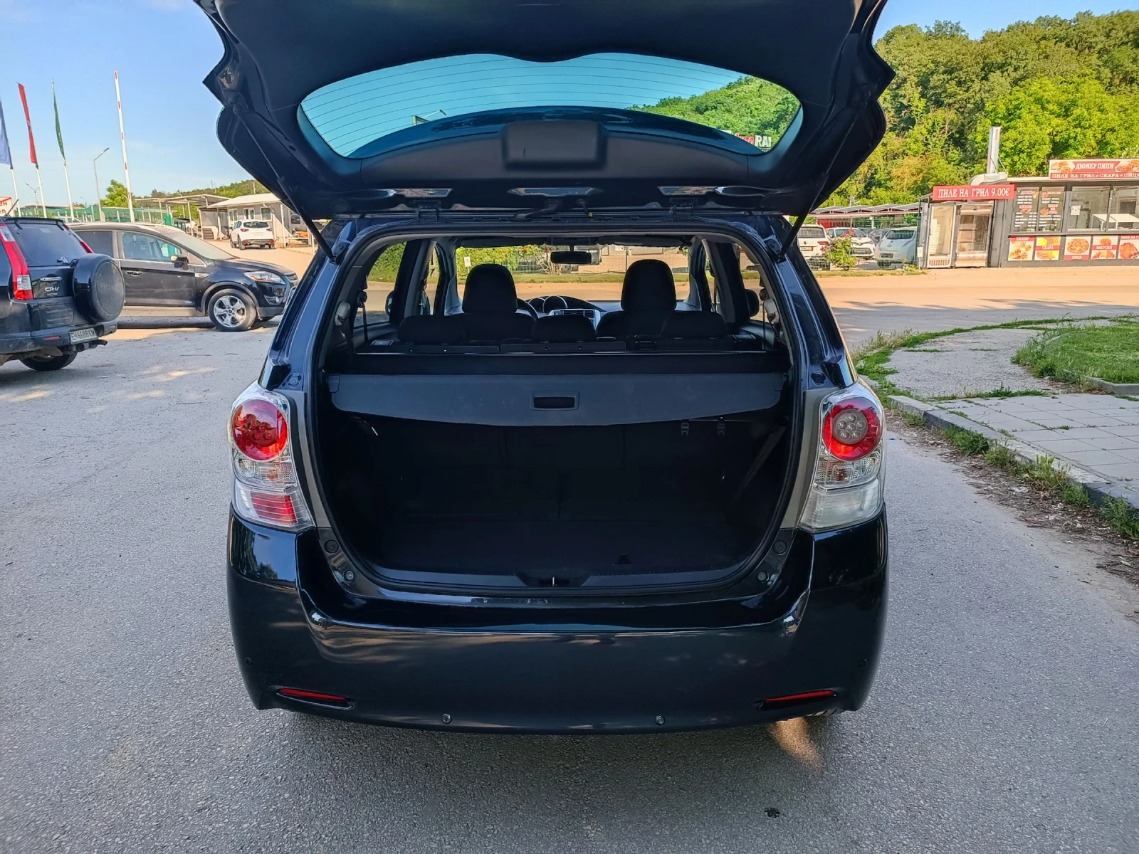 Toyota Verso 1.8i-147кс-ШВЕЙЦАРИЯ-РЪЧКА-6ск-7м, снимка 2 - Автомобили и джипове - 54861895