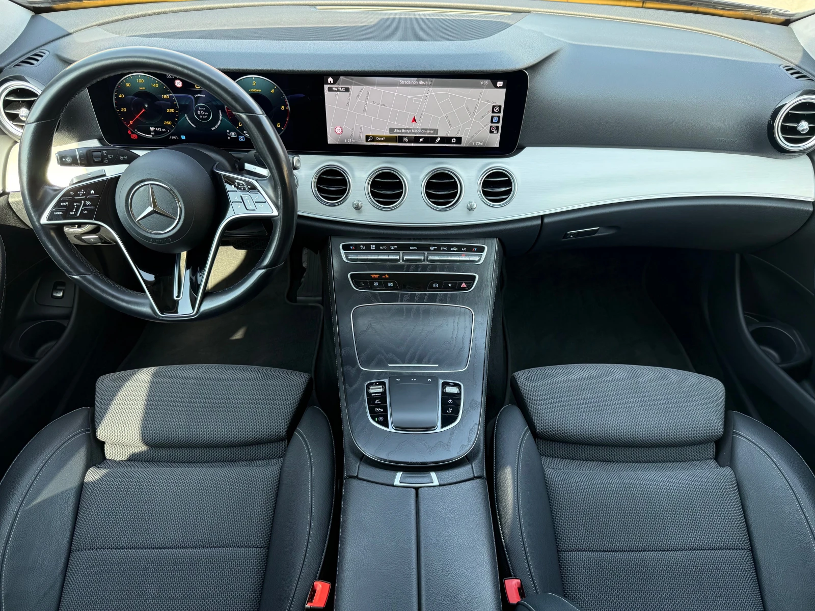 Mercedes-Benz E 220 d 4MATIC AMG LINE Premium 9G 100%РЕАЛНИ КИЛОМЕТРИ, снимка 9 - Автомобили и джипове - 55902063