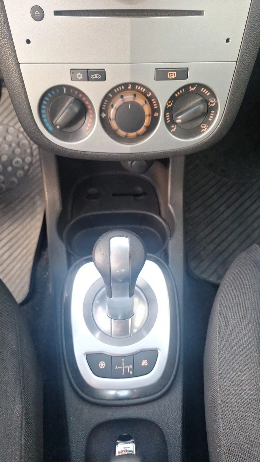 Opel Corsa 1.2i Очакван внос!, снимка 4 - Автомобили и джипове - 55937576
