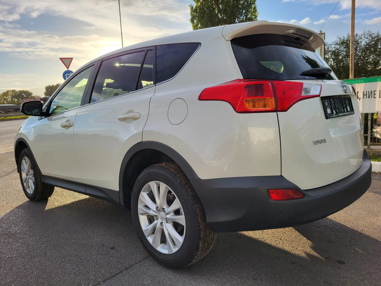 Toyota Rav4 2.2 D-CAT 4Х4 ВСИЧКИ ЕКСТРИ НОВ ВНОС ИТАЛИЯ   - изображение 7