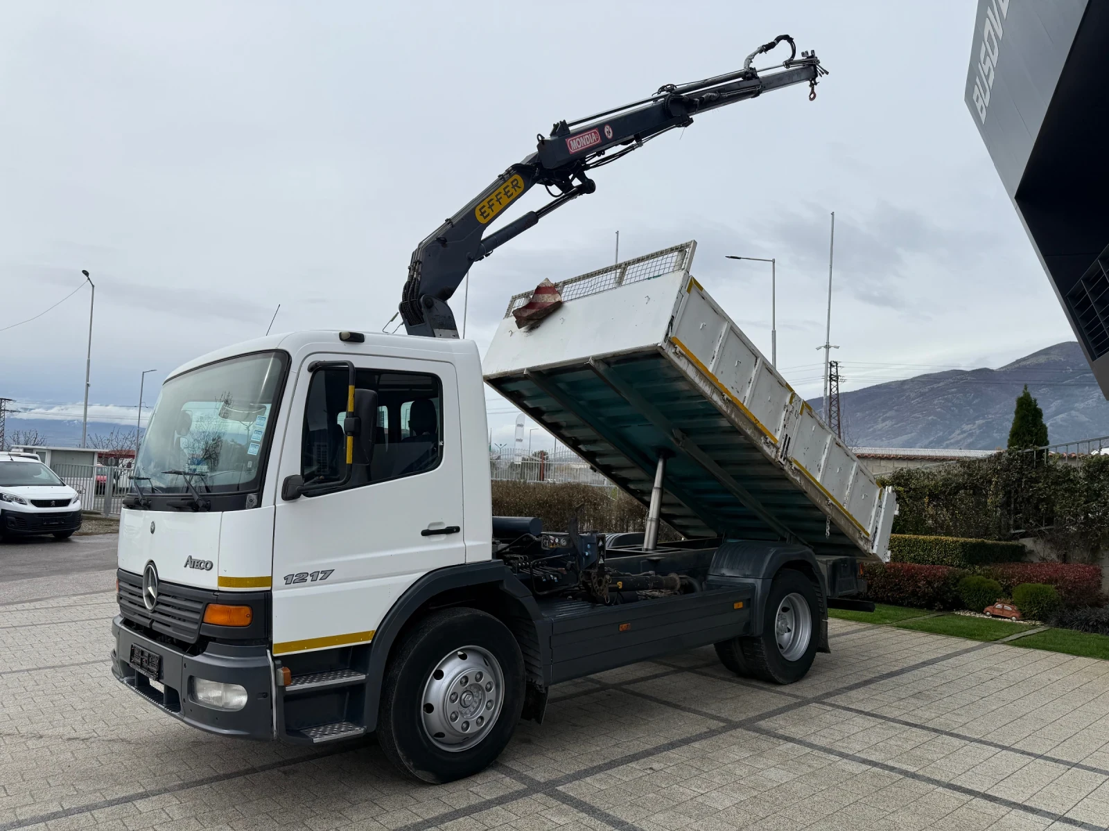 Mercedes-Benz Atego 1217 Самосвал с кран 4тонен  - изображение 3