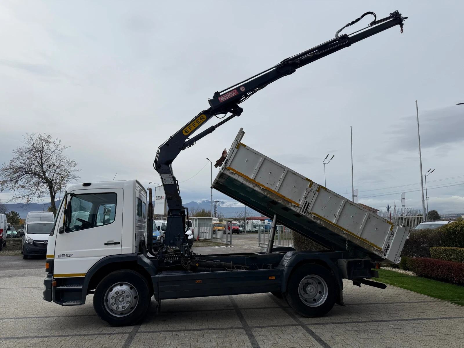 Mercedes-Benz Atego 1217 Самосвал с кран 4тонен  - изображение 4