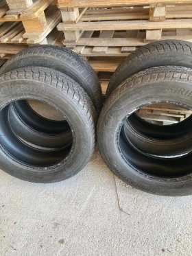 Гуми Зимни 235/60R17, снимка 1 - Гуми и джанти - 49503000