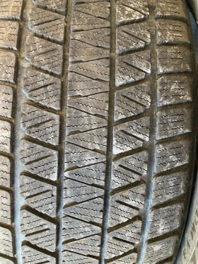 Гуми Зимни 235/60R17, снимка 3 - Гуми и джанти - 49503000