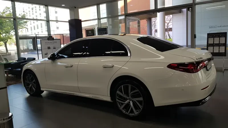 Mercedes-Benz E 220 4MATIC | EXCLUSIVE , снимка 4 - Автомобили и джипове - 56022702