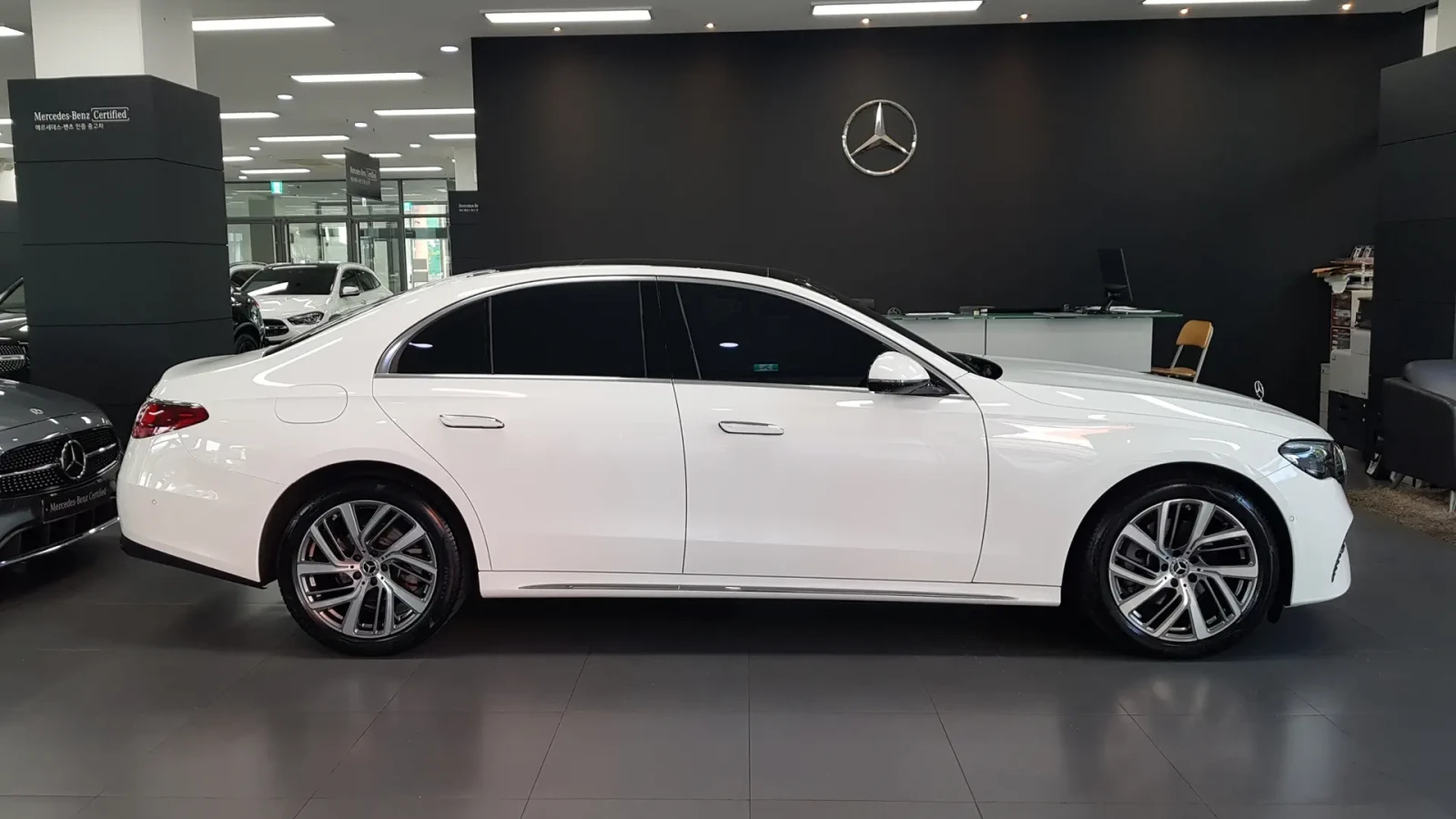 Mercedes-Benz E 220 4MATIC | EXCLUSIVE , снимка 5 - Автомобили и джипове - 56022702