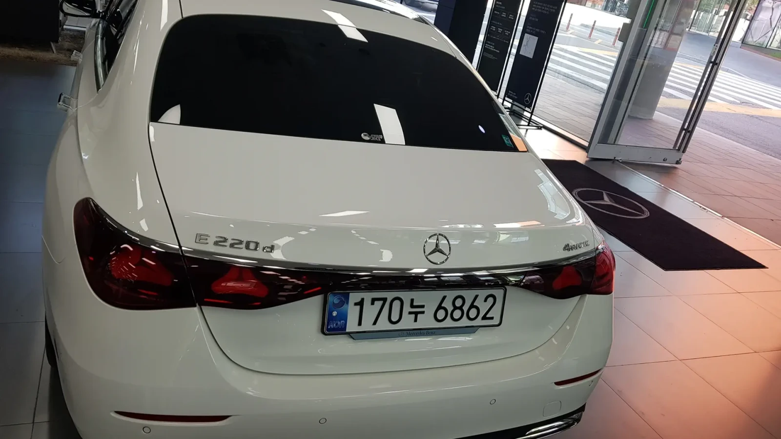Mercedes-Benz E 220 4MATIC | EXCLUSIVE , снимка 6 - Автомобили и джипове - 56022702