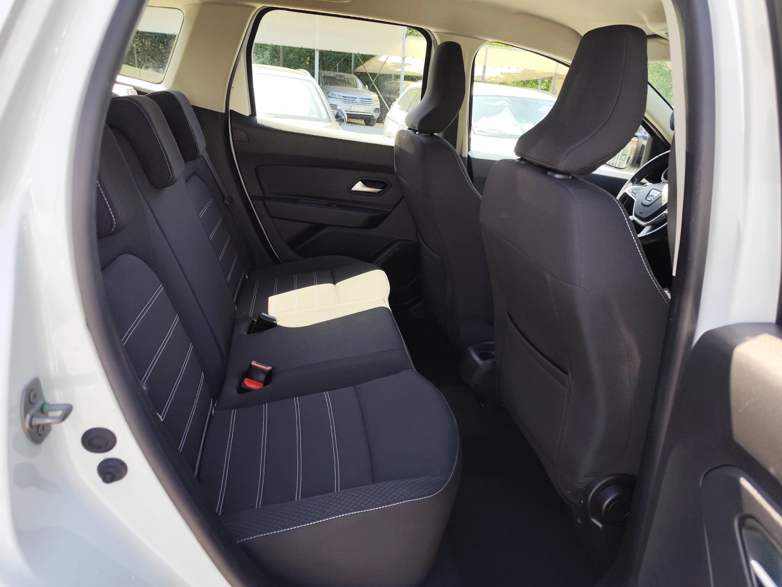 Dacia Duster 1.5DCi* 4X4* EURO6D* LED* CARPLAY* , снимка 11 - Автомобили и джипове - 54700846