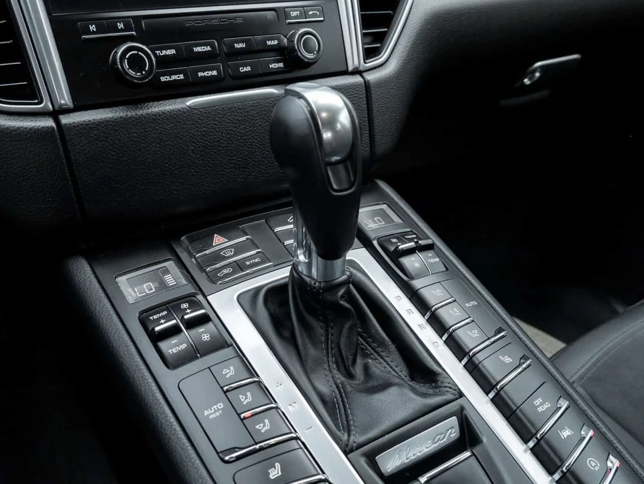 Porsche Macan * AWD S Dealer Serviced BOSE Showroom Condition * , снимка 16 - Автомобили и джипове - 54783885