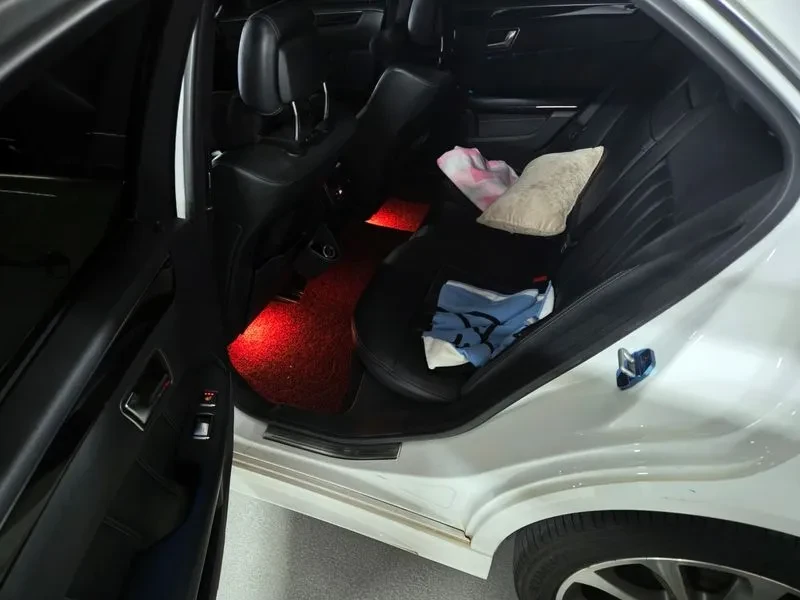Mercedes-Benz E 220 Bluetec 4Matic, снимка 13 - Автомобили и джипове - 55920407