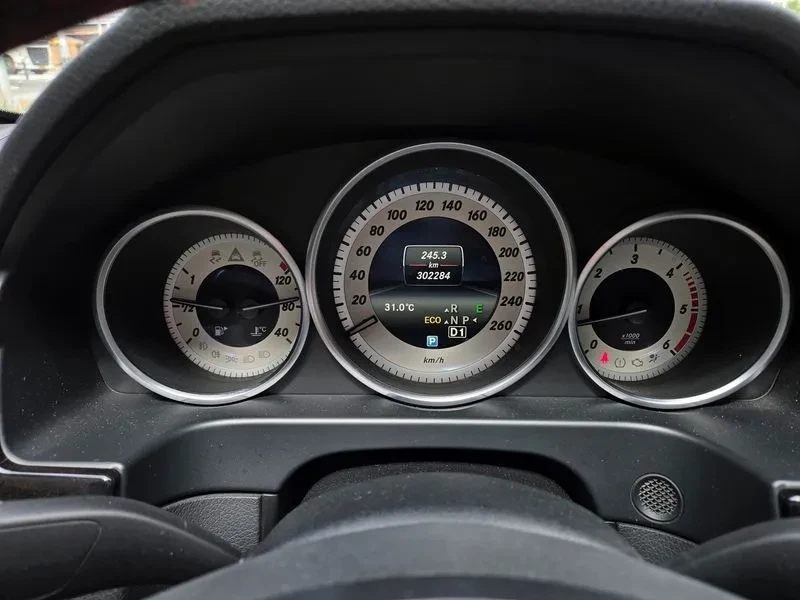 Mercedes-Benz E 220 Bluetec 4Matic, снимка 16 - Автомобили и джипове - 55920407