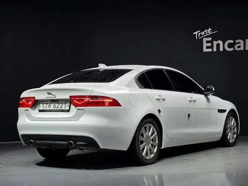 Jaguar XE 20T Prestige, снимка 2 - Автомобили и джипове - 56000378