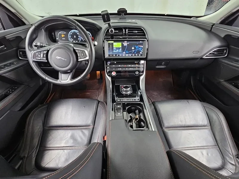 Jaguar XE 20T Prestige, снимка 7 - Автомобили и джипове - 56000378