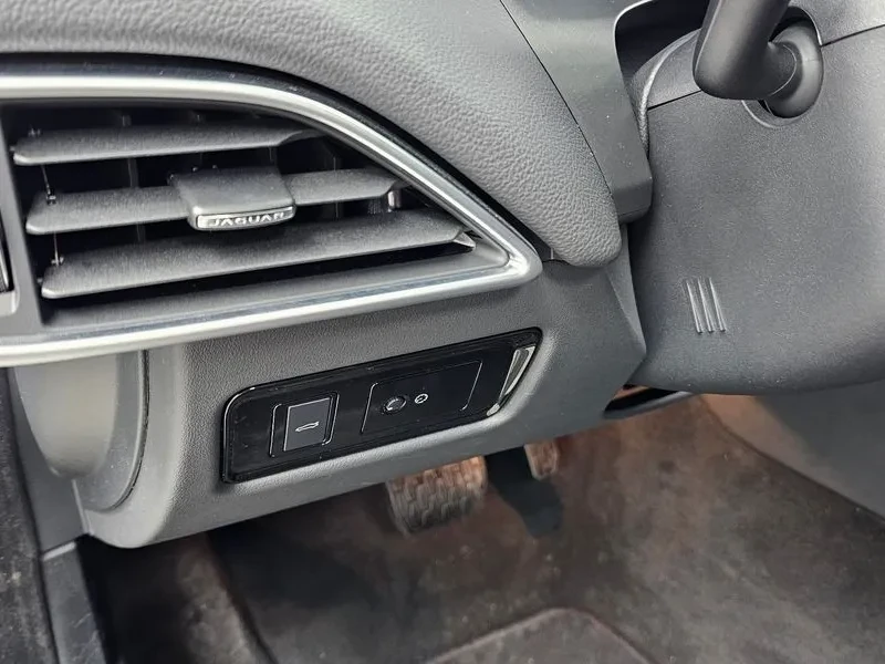 Jaguar XE 20T Prestige, снимка 17 - Автомобили и джипове - 56000378