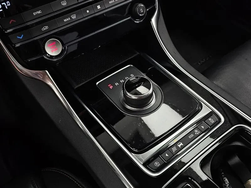 Jaguar XE 20T Prestige, снимка 9 - Автомобили и джипове - 56000378