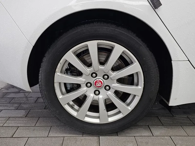 Jaguar XE 20T Prestige, снимка 5 - Автомобили и джипове - 56000378