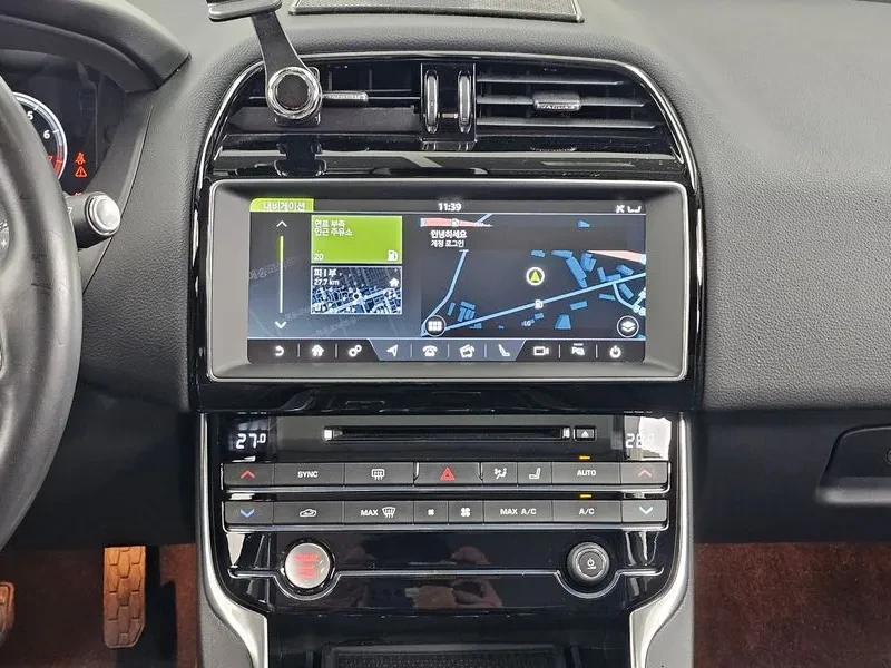 Jaguar XE 20T Prestige, снимка 14 - Автомобили и джипове - 56000378