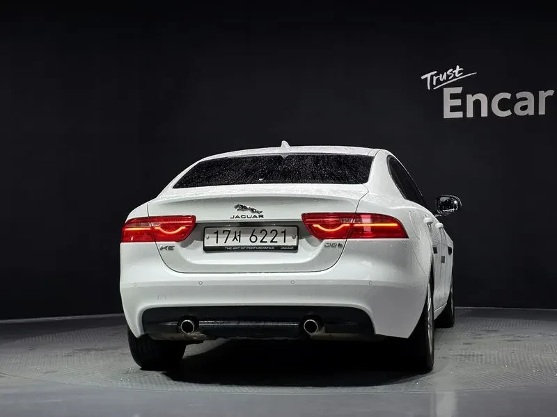 Jaguar XE 20T Prestige, снимка 4 - Автомобили и джипове - 56000378