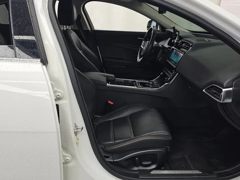 Jaguar XE 20T Prestige, снимка 11 - Автомобили и джипове - 56000378