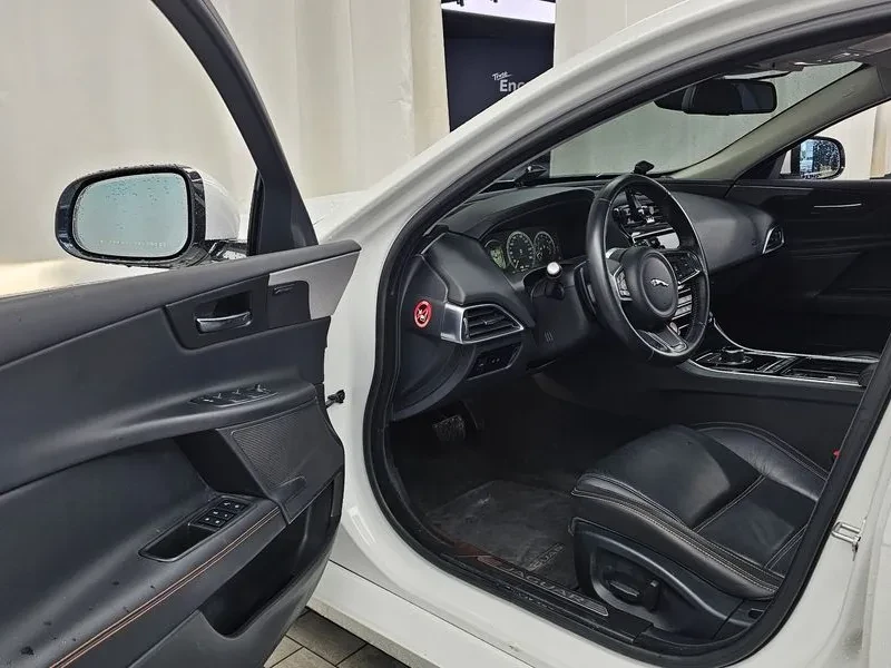Jaguar XE 20T Prestige, снимка 10 - Автомобили и джипове - 56000378