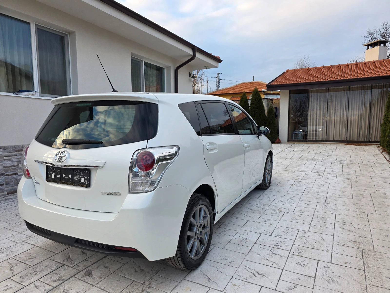 Toyota Verso 2.0 D4D KATO HOBA  - изображение 4
